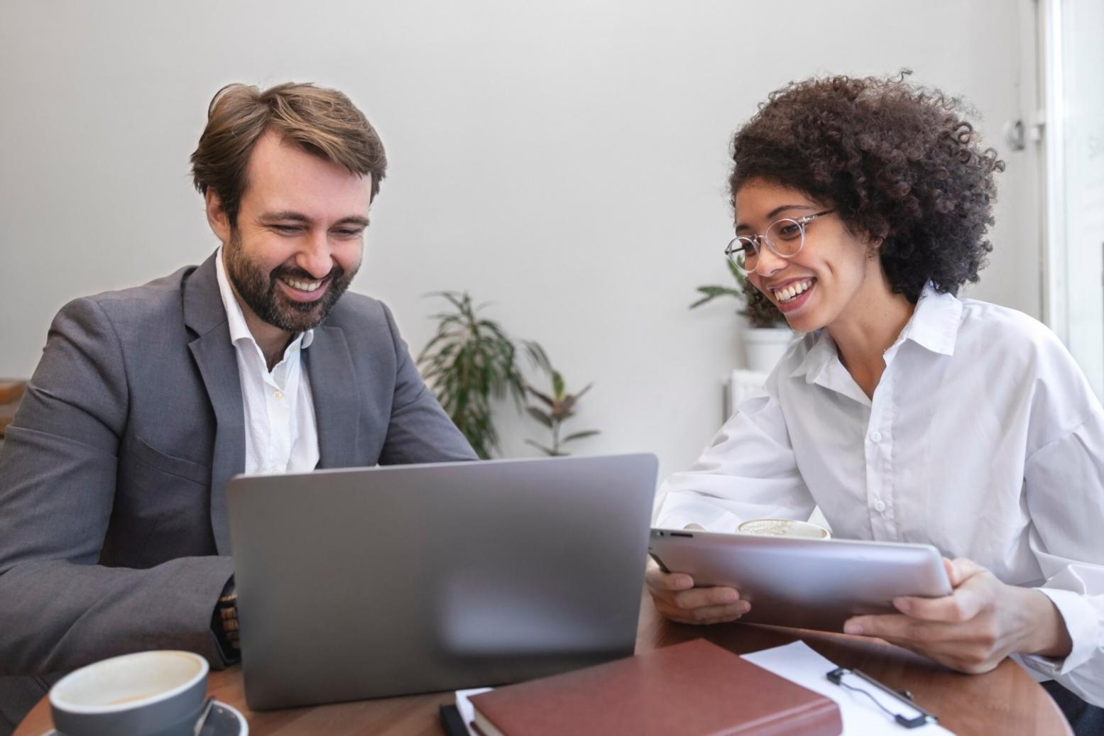 Environnement de travail professionnel avec outils de planification