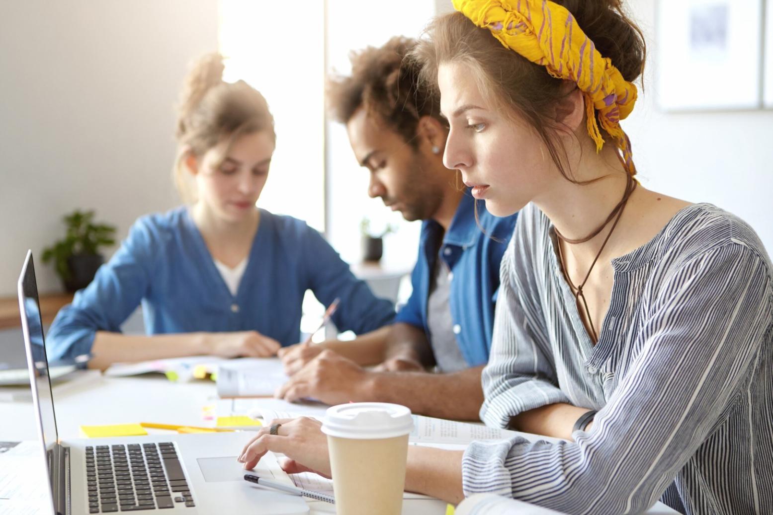 Étudiant international consultant son emploi du temps flexible sur son ordinateur